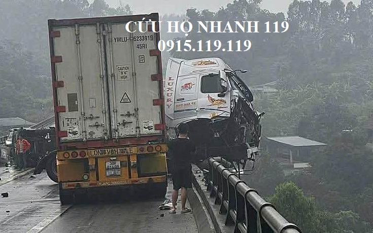 cẩu cứu hộ xe container